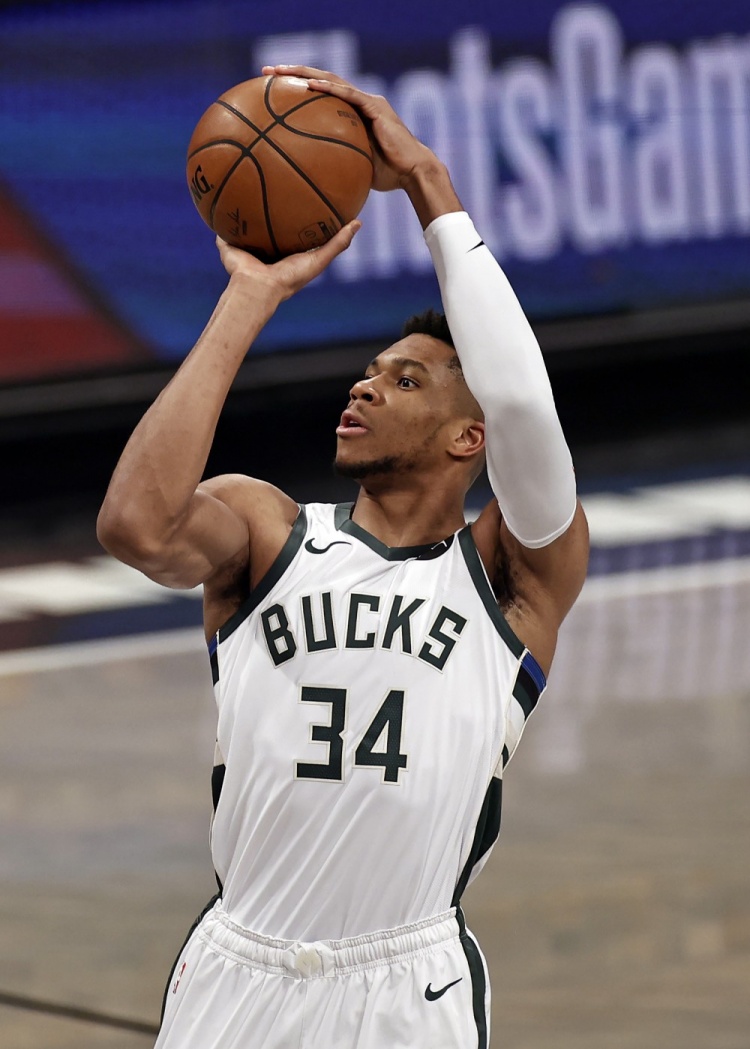 半场战报：尤文2-1卡利亚里，伊尔迪兹双响，弗拉霍维奇伤退（半场速递：尤文2-1领先卡利亚里，伊尔迪兹梅开二度，弗拉霍维奇因伤离场）