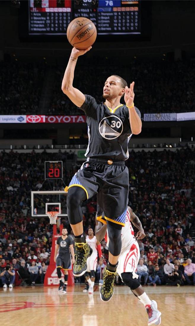 世体：巴萨球员首次踏上新诺坎普的草坪，进行训练并合影留念（世体：巴萨将士首度踏上新诺坎普草皮，开展训练并合影纪念）