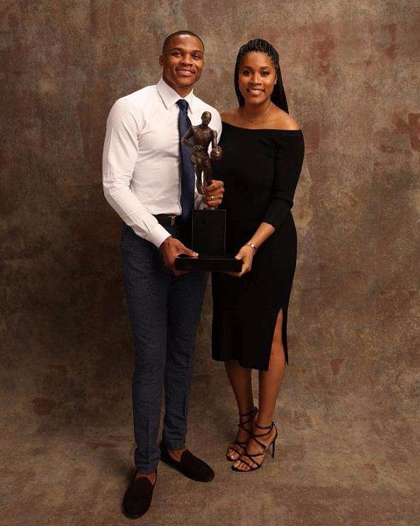 欧文突破防守连续得分（欧文强突防线连拿分）