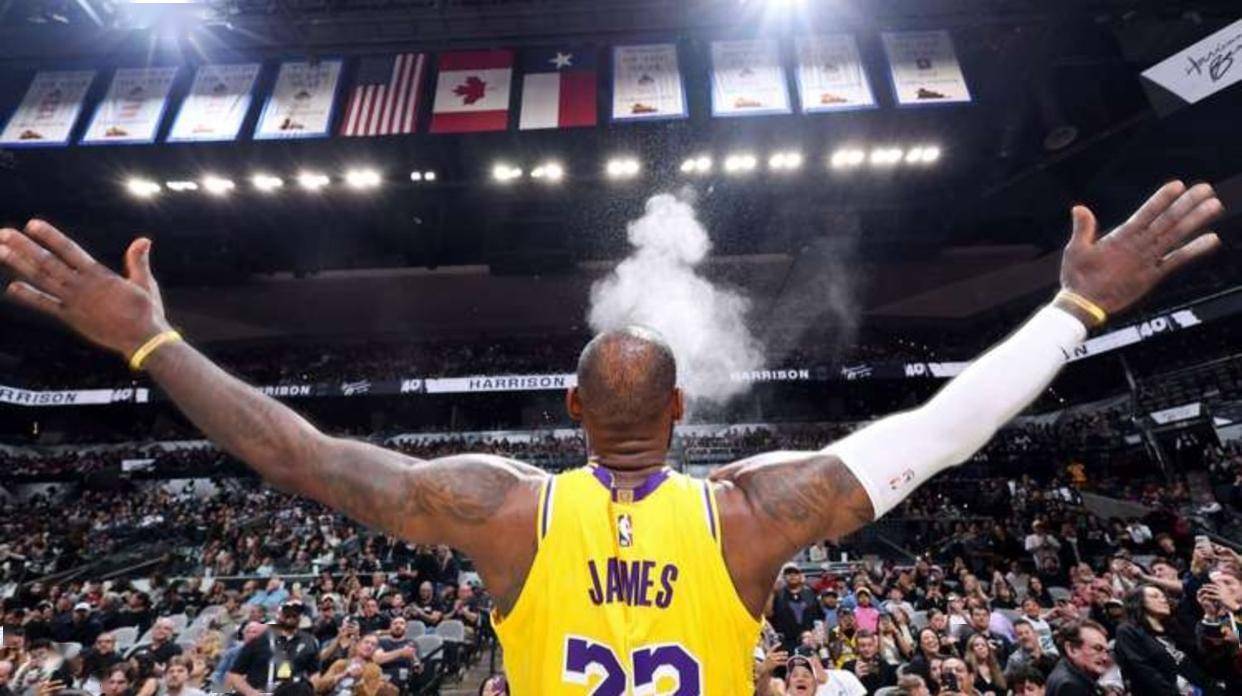 埃默松：我并不怀念在米兰的日子；那儿的人聊我比聊C罗还多（埃默松直言不怀念米兰：当地谈论我比谈C罗还频繁）